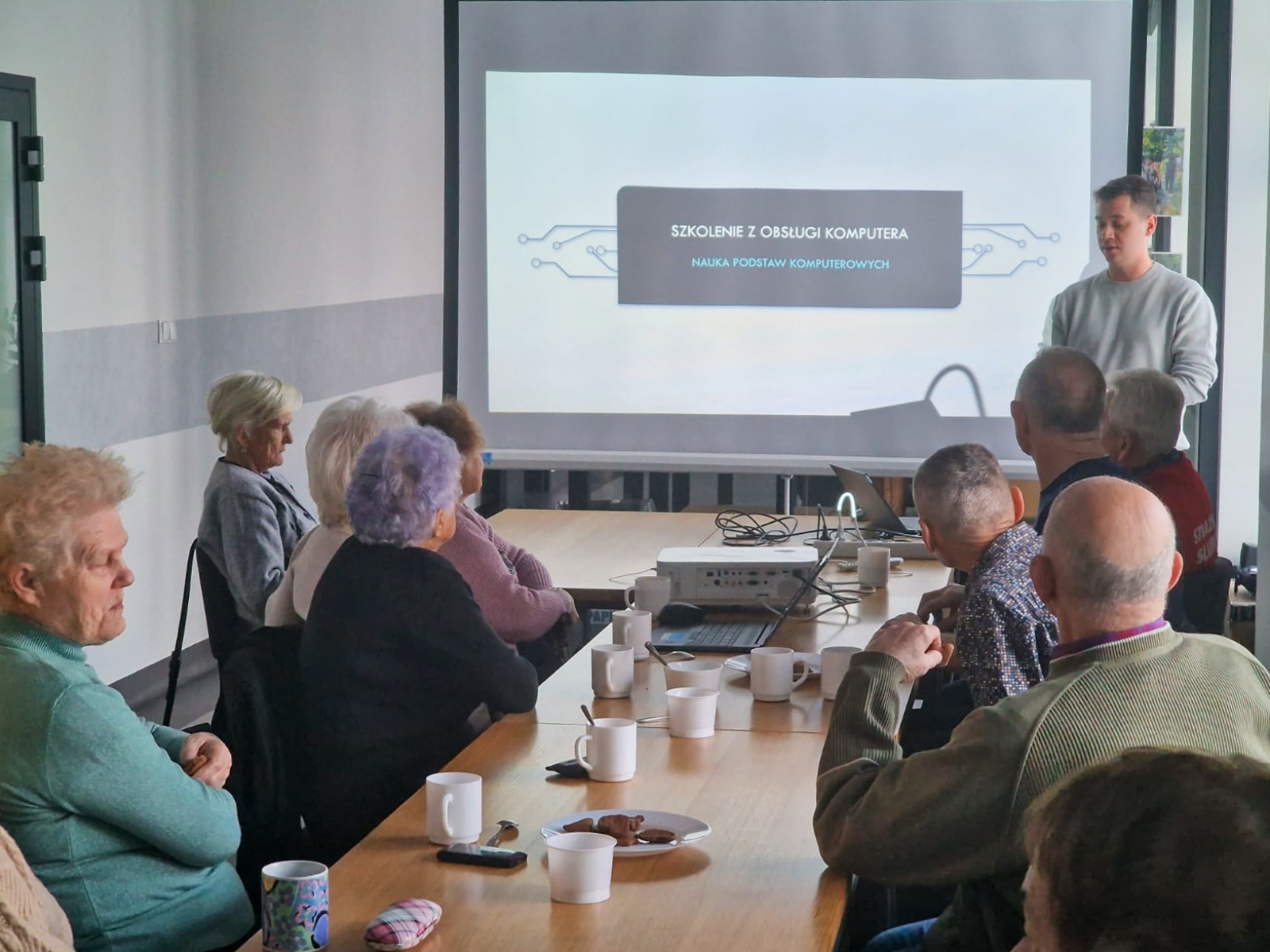 Zajęcia komputerowe w ramach projektu &bdquo;Poznajmy się! Stw&oacute;rzmy wsp&oacute;lną przestrzeń integracji&rdquo;