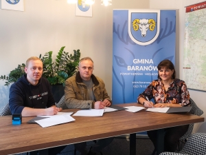 AŻ SIĘ ŁEZKA KRĘCI W OKU